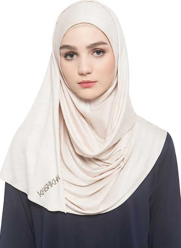 Hijab instan dengan aksen renda